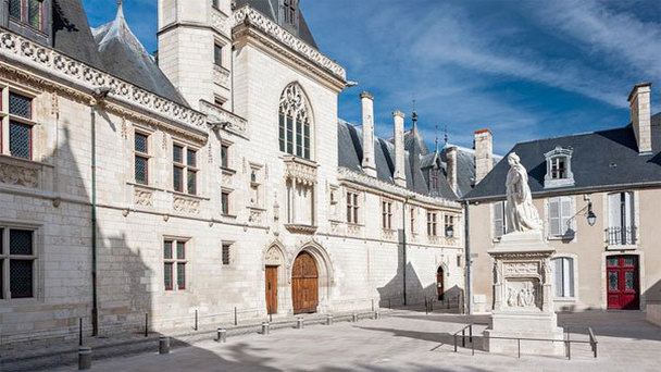 Памятник Жаку Керу в Долине Луары