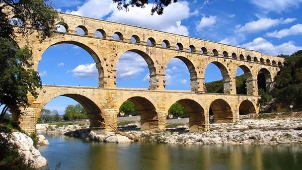 Акведук Пон-дю-Гар в Лангедок-Руссильоне