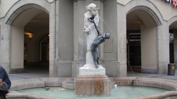 Фонтан Брунненбуберл в Мюнхене