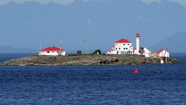Маяк на островах Триал Айлендс в Британской Колумбии