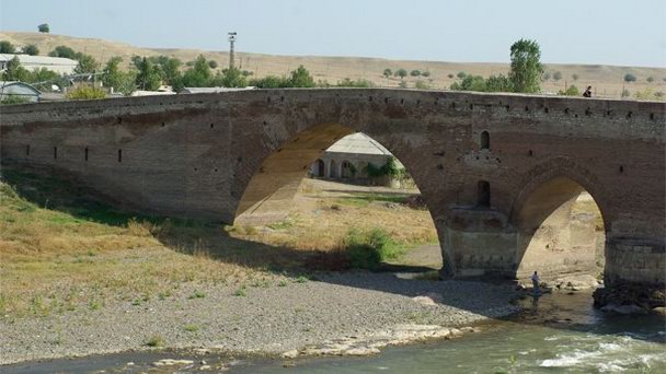 Красный мост в Нафталане