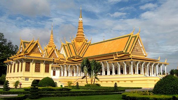 Тронный зал Королевского дворца в Пномпене Тронный зал Королевского дворца в Пномпене