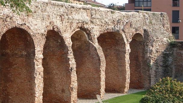 Стены Милана