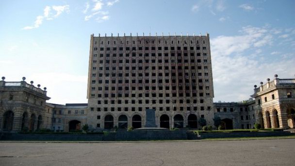 Здание парламента Абхазии в Сухуми Здание парламента Абхазии в Сухуми