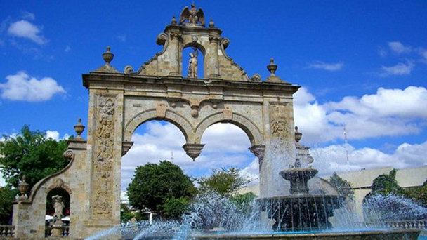 Входная арка Zapopan в Гвадалахаре