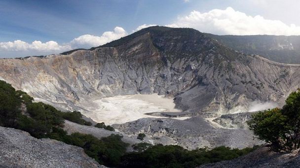 Вулкан Тангкубан на Яве