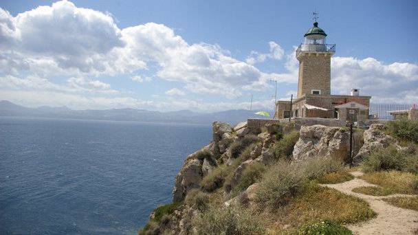 Маяк на мысе Малагави в Лутраках