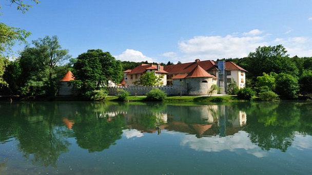 Замок Оточец в Шмарьешке Топлице