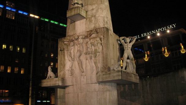 Национальный монумент. Площадь Дам в Амстердаме