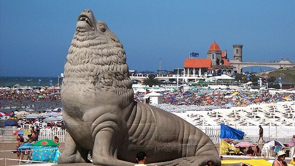 Скульптурная группа Лос-Лобос в Буэнос-Айресе