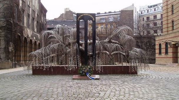 Памятник жертвам Холокоста в Будапеште