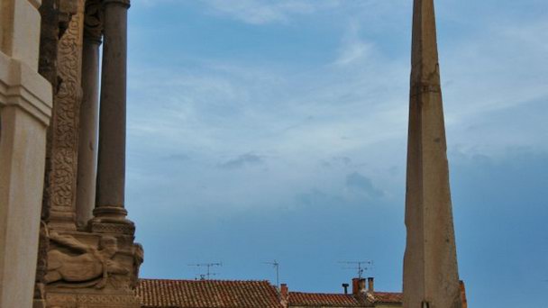 Римский обелиск на пл. Республики в Прованс-Альпы Римский обелиск на пл. Республики в Прованс-Альпы