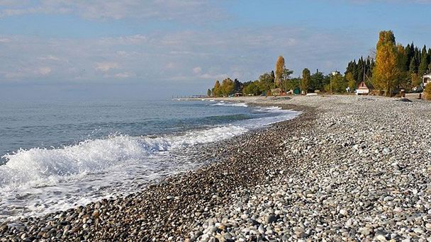 Центральный пляж в Цандрыпше в Гагре