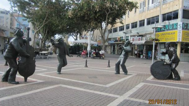 Статуи уличных музыкантов в Нетании Статуи уличных музыкантов в Нетании