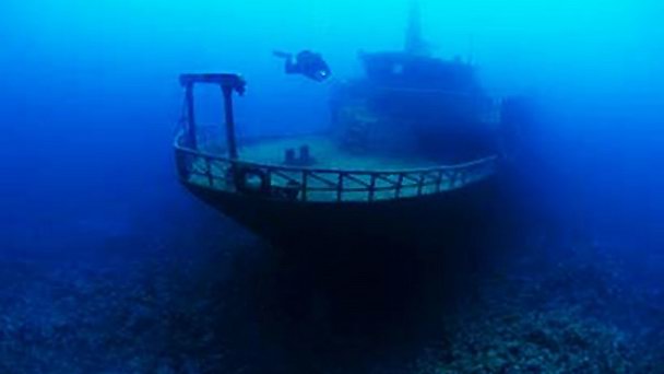 Затонувшее рыболовецкое судно Mohamed Hasbala в Хургаде Затонувшее рыболовецкое судно Mohamed Hasbala в Хургаде