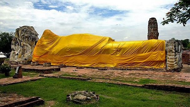 Храм Wat Lokaya Sutha в Айютайи