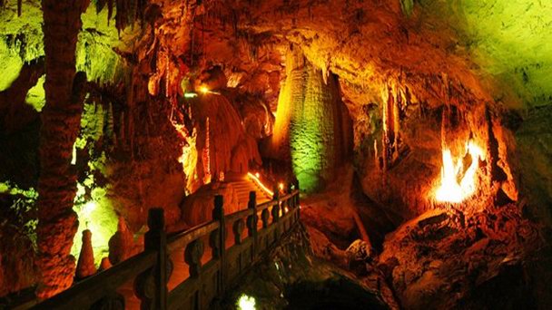 Карстовая пещера Серебряной Лисы Yinhu в Пекине