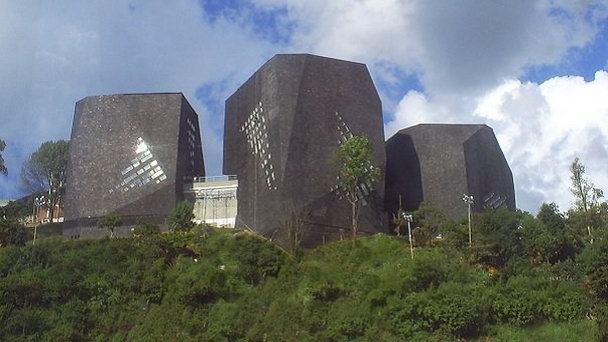 Три черных куба - Biblioteca Parque Espana в Медельине
