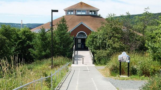 Центр экологического образования Suncor Energy Fluvarium в Ньюфаундленде и Лабрадоре Центр экологического образования Suncor Energy Fluvarium в Ньюфаундленде и Лабрадоре