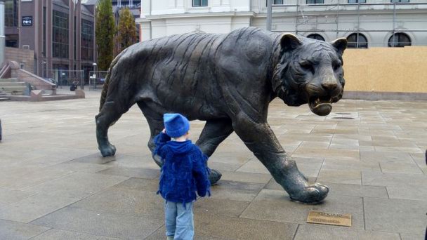 Скульптура гуляющего тигра в Осло