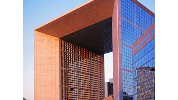 Арка в квартале Дефанс в Париже