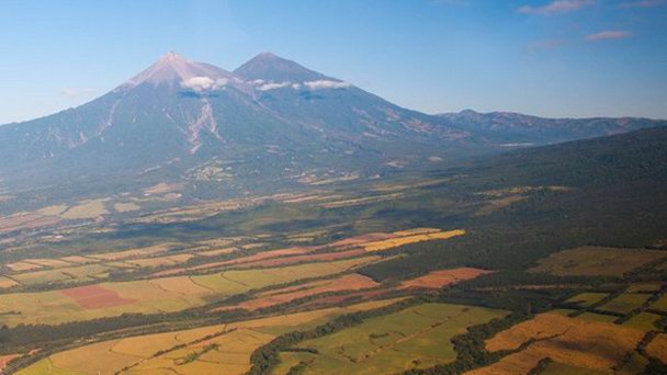 Вулканы Огня и Воды в Антигуа-Гуатемале