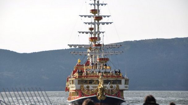 Пиратский кораблик по озеру Асино-ко в Канагаве