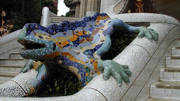 Скульптура «Дракон» на входе в парк Гуэль в Барселоне Скульптура «Дракон» на входе в парк Гуэль в Барселоне