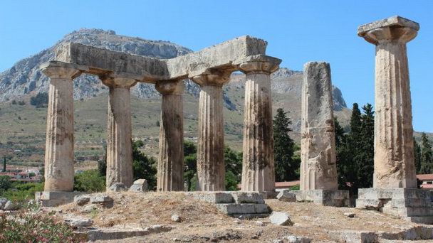 Храм Аполлона в Коринфе на Пелопоннесе