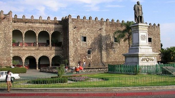 Здание Паласио-де-Кортес в Мехико