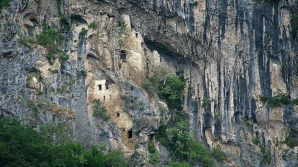 Скальный монастырь в с. Отхара в Гудауте
