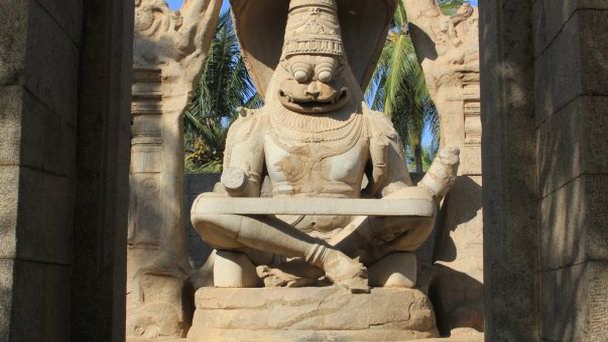 Статуя Нарасимхи в Карнатаке