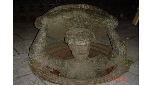 Памятник водопроводчику в Стокгольме