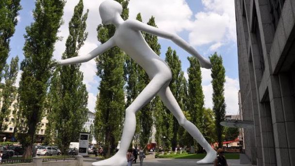 Скульптура «Шагающий человек» в Мюнхене