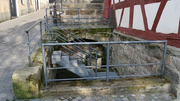 Фонтан Грудное дитя (Kindleinsbrunnen) в Баварии Фонтан Грудное дитя (Kindleinsbrunnen) в Баварии