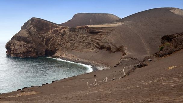 Вулкан Капелиньюш на Азорских островах