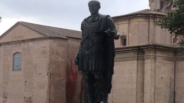 Памятник Юлию Цезарю в Риме