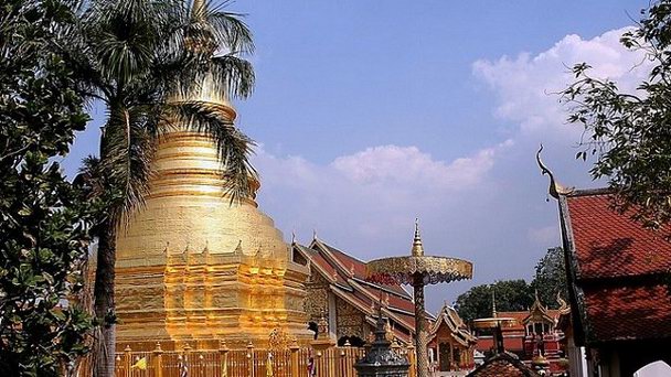 Храм Ват Пхра-Тхат-Харипунчай в Лампуне