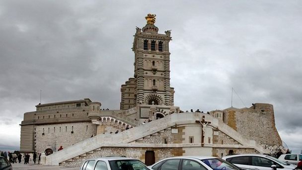 Смотровая площадка вокруг собора Нотр Дам де ля Гард в Марселе Смотровая площадка вокруг собора Нотр Дам де ля Гард в Марселе