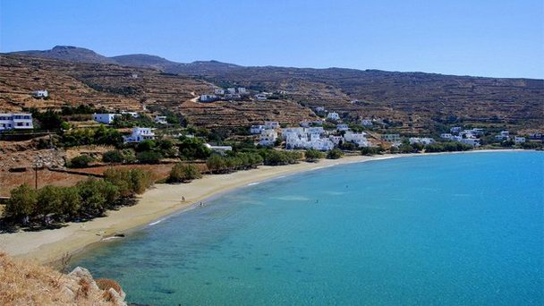 Пляж Романос в Тиносе