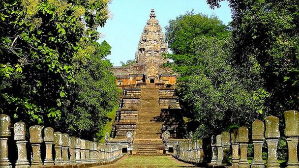 Храм Ступени каменного замка в Накхонратчасиме