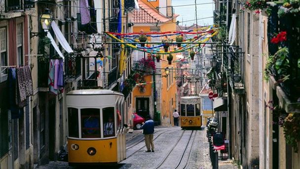 Площадь Байру Алту в Лиссабоне Площадь Байру Алту в Лиссабоне