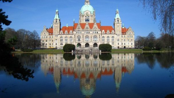 Здание новой ратуши в Нижней Саксонии