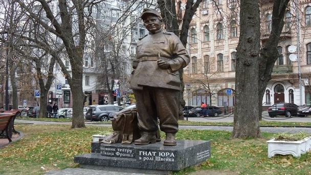 Памятник основателю театра имени Франко артисту Гнату Юре в Киеве