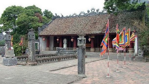 Храмы императоров Динь и Ле в Ниньбине