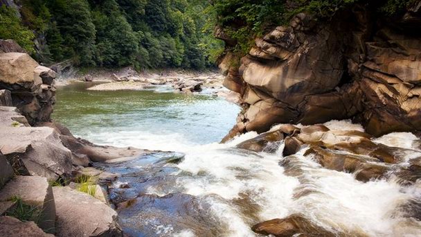Яремчанский водопад в Карпатах