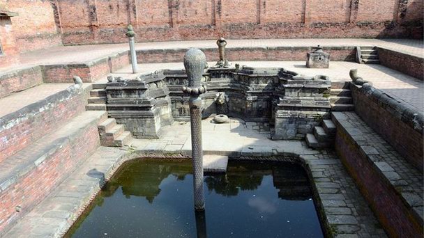 Королевский водный резервуар Нага Покхари в Бхактапуре