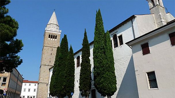 Собор с колокольней в Копере на Адриатическом побережье