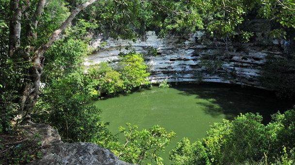 Колодец смерти в Чичен-Ице на п-ове Юкатан