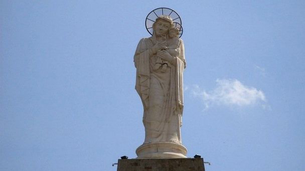 Статуя Девы Марии с младенцем в Хасково